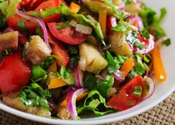 Ce ALIMENT SECRET trebuie să punem în SALATĂ ca să slăbim mai ușor?