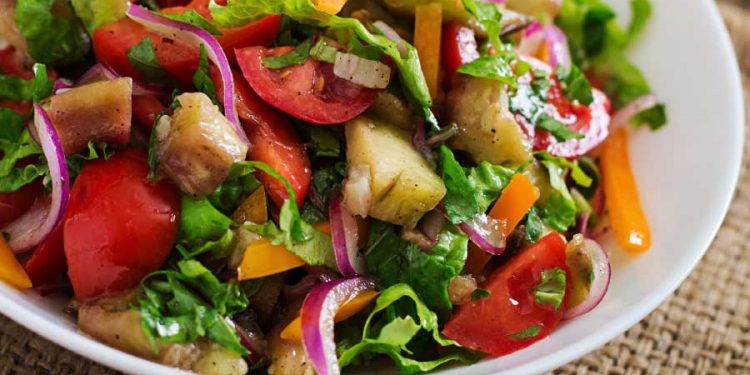 Ce ALIMENT SECRET trebuie să punem în SALATĂ ca să slăbim mai ușor?