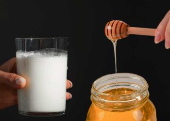 Bea Un Pahar de Lapte cu Miere Înainte de Culcare! Rețeta Care te Scapă de Insomnii