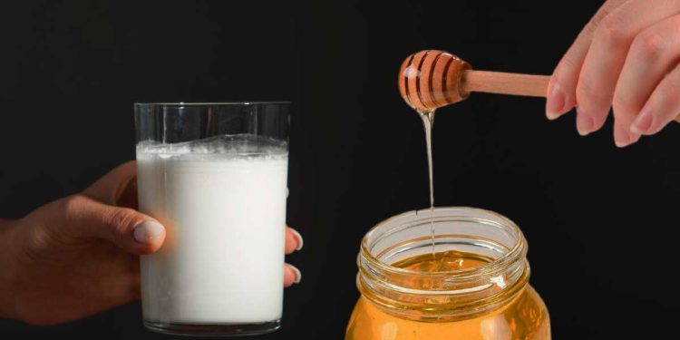 Bea Un Pahar de Lapte cu Miere Înainte de Culcare! Rețeta Care te Scapă de Insomnii