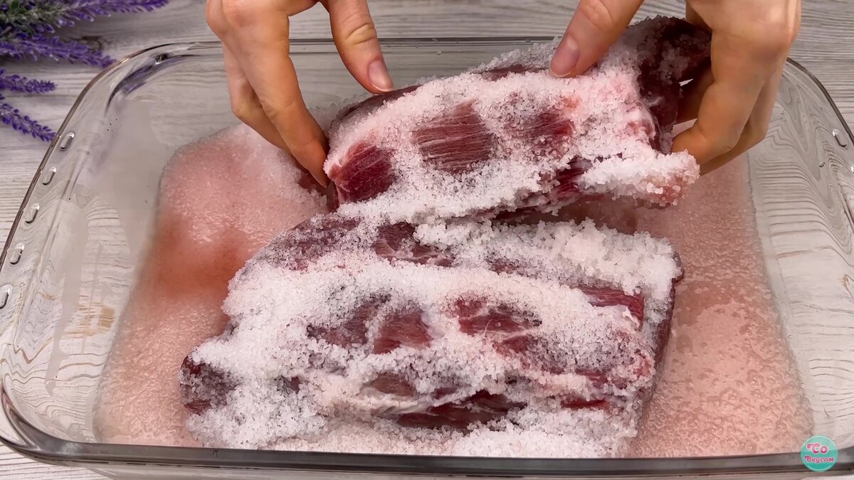 Ceafă de porc uscată în sare