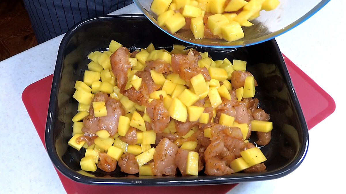 Plăcintă cu carne de pui, cartofi și cașcaval