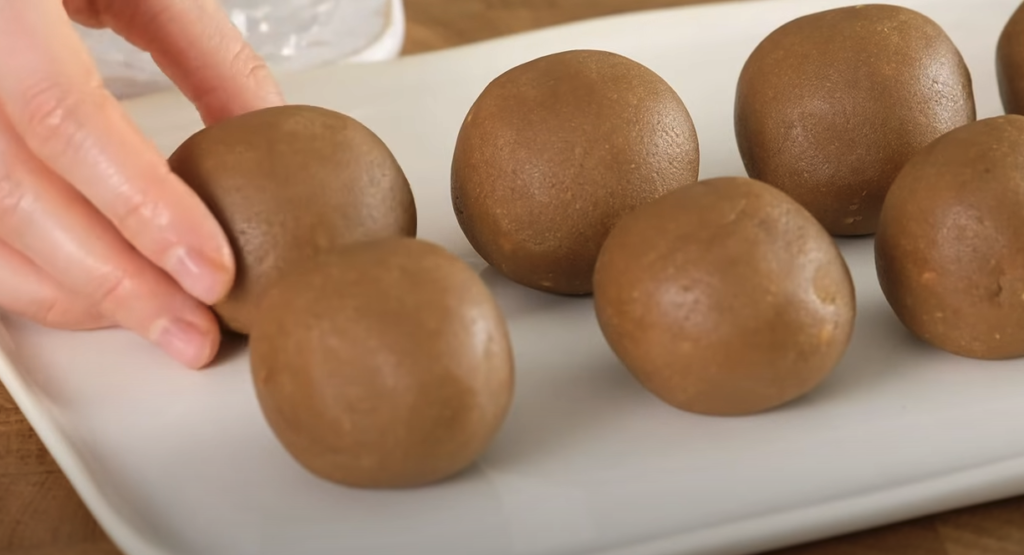 Biluțe de biscuiți fără coacere cu mascarpone, Nutella și arahide: delicatesă rapidă și dulce
