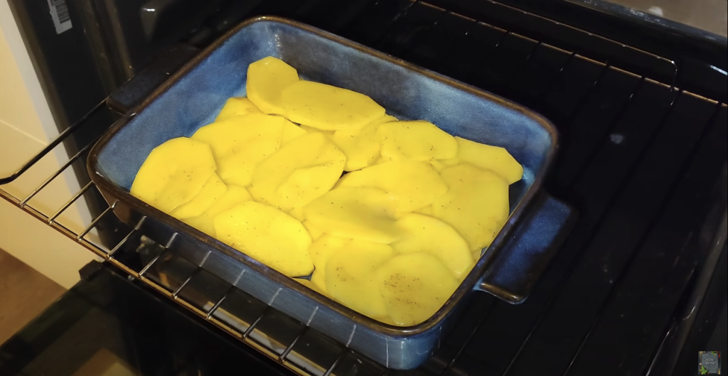 Cartofi gratinați cu spanac și brânză – Rețetă simplă și gustoasă