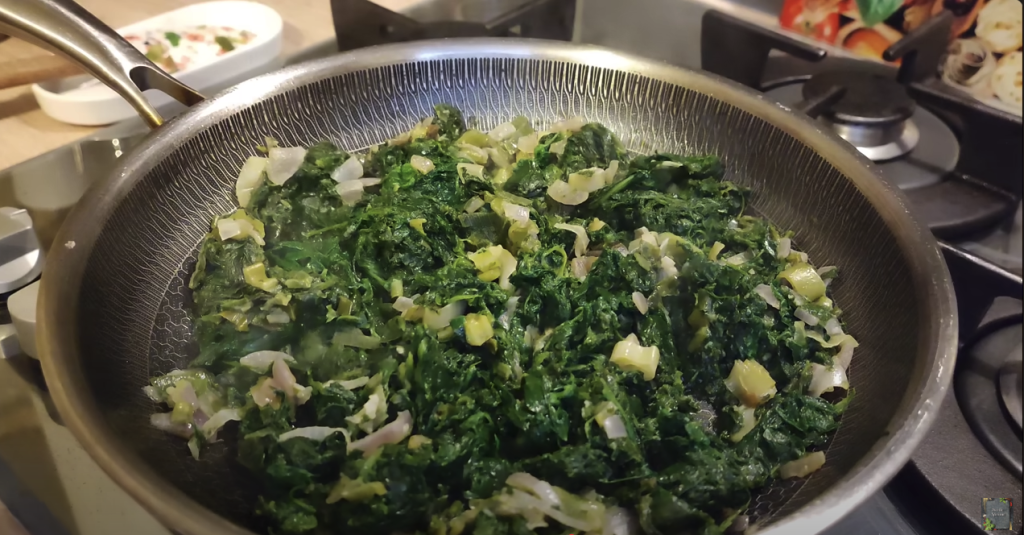 Cartofi gratinați cu spanac și brânză – Rețetă simplă și gustoasă