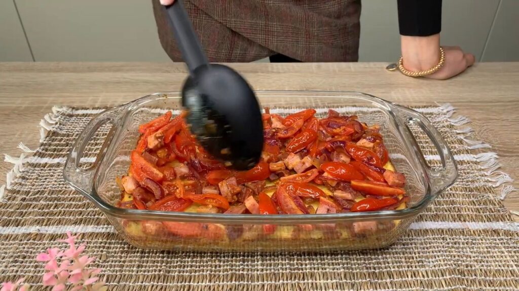 Cartofi gratinați cu bacon, roșii cherry și brânză: cină rapidă și gustoasă!