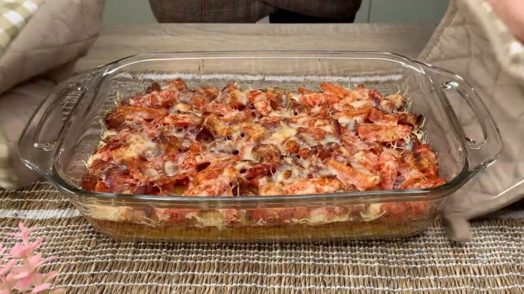 Cartofi gratinați cu bacon, roșii cherry și brânză: cină rapidă și gustoasă!