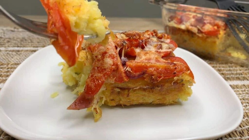 Cartofi gratinați cu bacon, roșii cherry și brânză: cină rapidă și gustoasă!