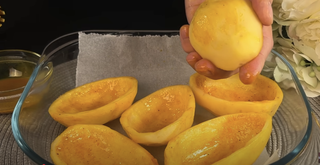 Cartofi copți umpluți cu carne de pui, serviți cu salată proaspătă și dressing fin cu iaurt