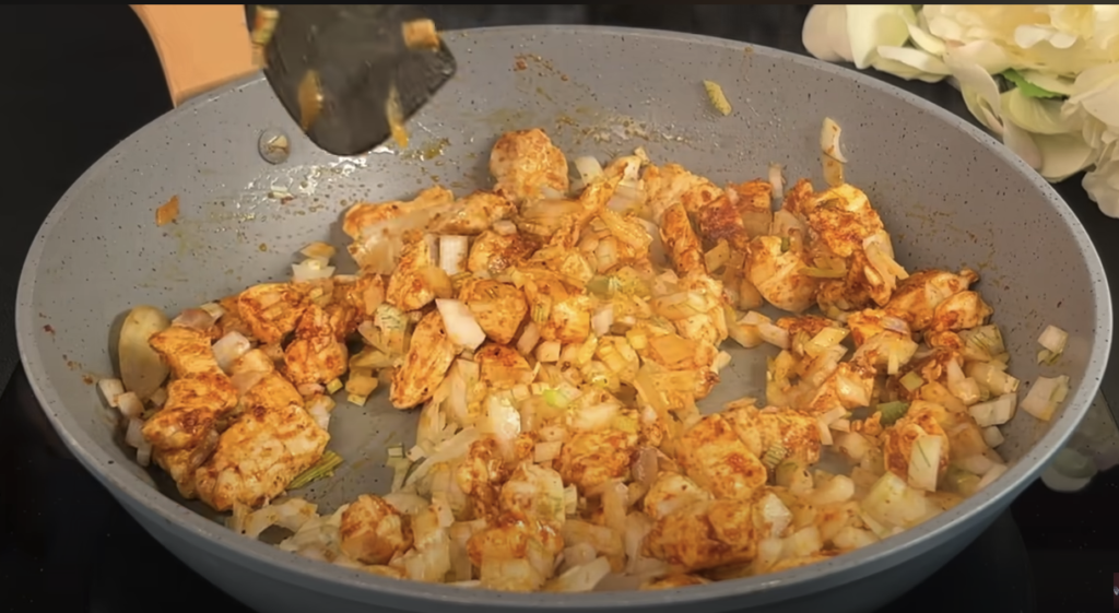 Cartofi copți umpluți cu carne de pui, serviți cu salată proaspătă și dressing fin cu iaurt