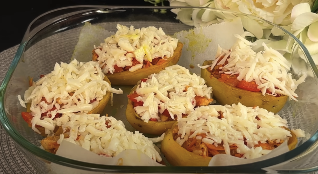 Cartofi copți umpluți cu carne de pui, serviți cu salată proaspătă și dressing fin cu iaurt