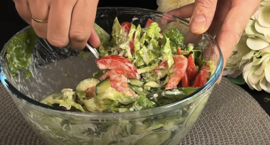 Cartofi copți umpluți cu carne de pui, serviți cu salată proaspătă și dressing fin cu iaurt