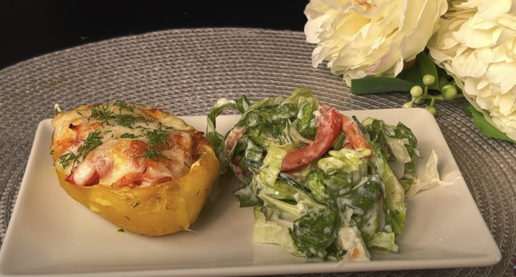 Cartofi copți umpluți cu carne de pui, serviți cu salată proaspătă și dressing fin cu iaurt