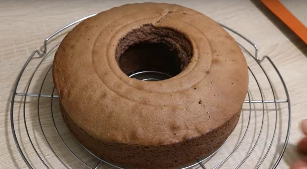 Guguluf de ciocolată de lux umplut cu cremă delicioasă: acest desert trebuie încercat!