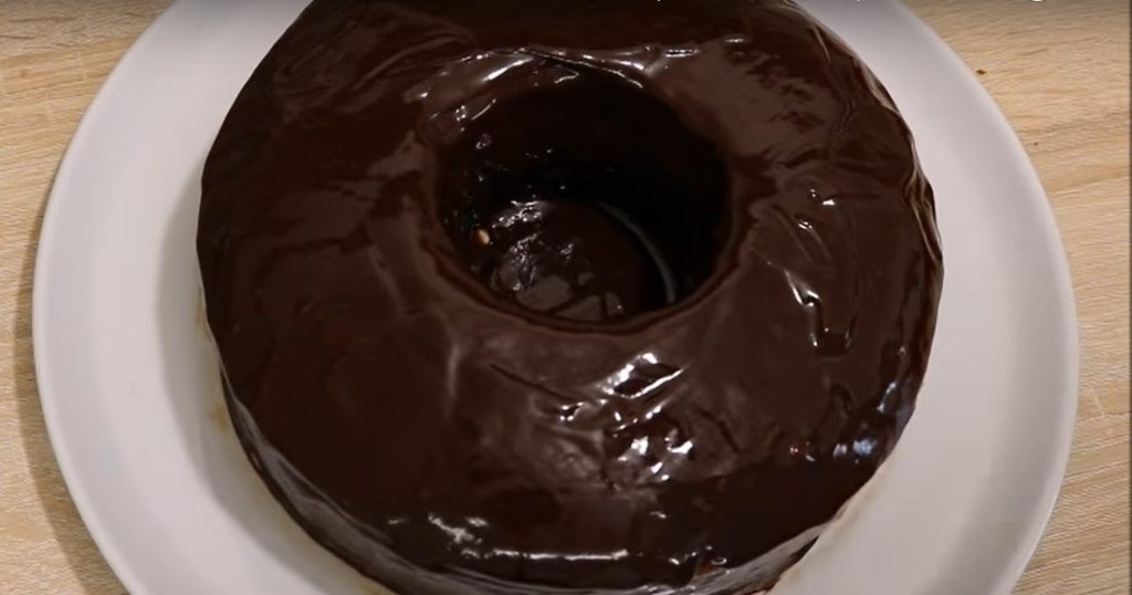 Guguluf de ciocolată de lux umplut cu cremă delicioasă: acest desert trebuie încercat!