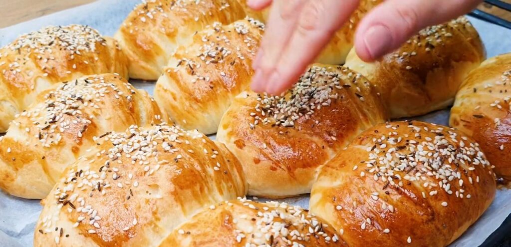 Chifle ca din brutărie – pregătește-le ușor și din confortul casei tale