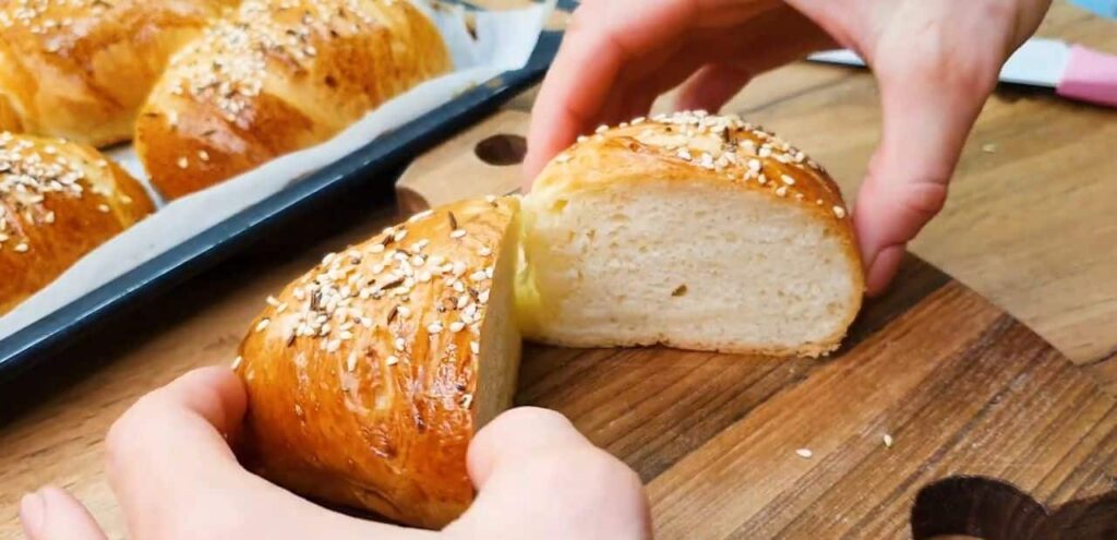 Chifle ca din brutărie – pregătește-le ușor și din confortul casei tale