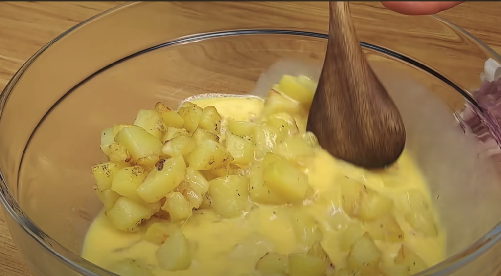 Tort de cartofi la cuptor cu carne tocată de vită și brânză – perfect cu sos cremos de ciuperci și spanac