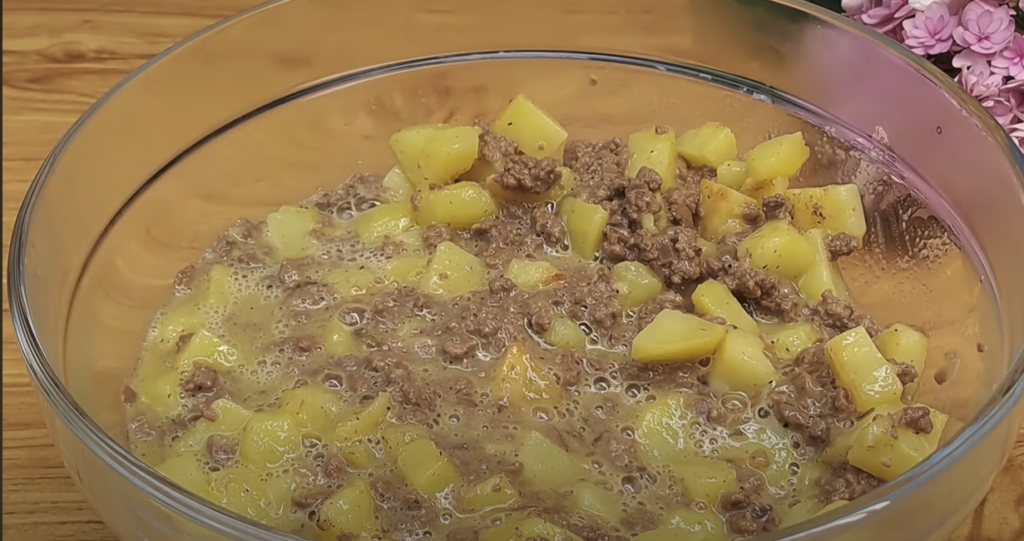 Tort de cartofi la cuptor cu carne tocată de vită și brânză – perfect cu sos cremos de ciuperci și spanac