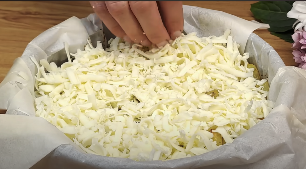 Tort de cartofi la cuptor cu carne tocată de vită și brânză – perfect cu sos cremos de ciuperci și spanac