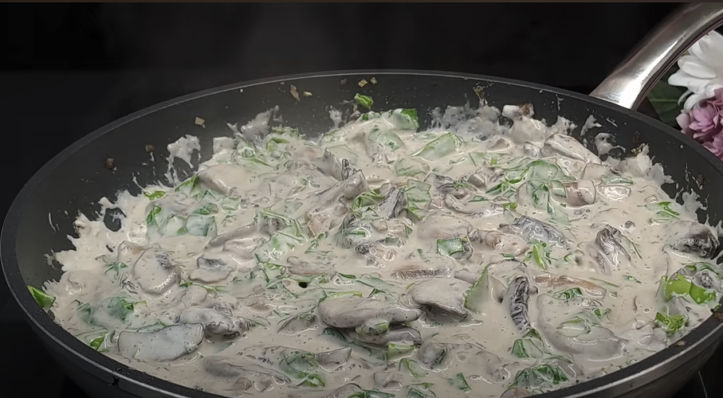 Tort de cartofi la cuptor cu carne tocată de vită și brânză – perfect cu sos cremos de ciuperci și spanac