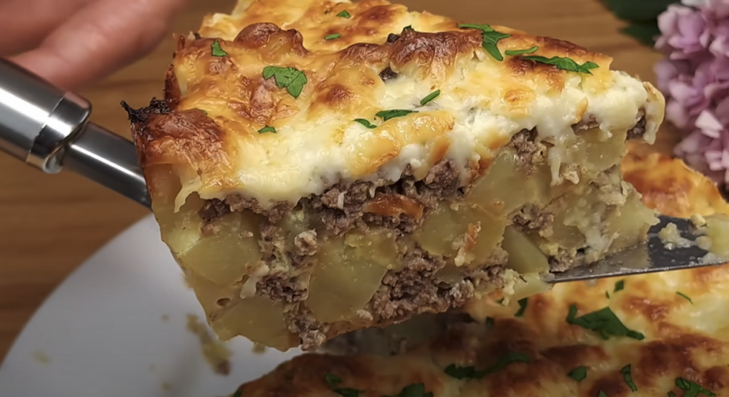 Tort de cartofi la cuptor cu carne tocată de vită și brânză – perfect cu sos cremos de ciuperci și spanac