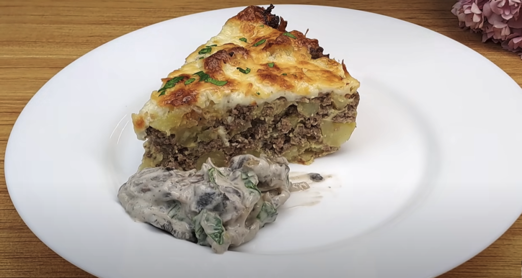 Tort de cartofi la cuptor cu carne tocată de vită și brânză – perfect cu sos cremos de ciuperci și spanac