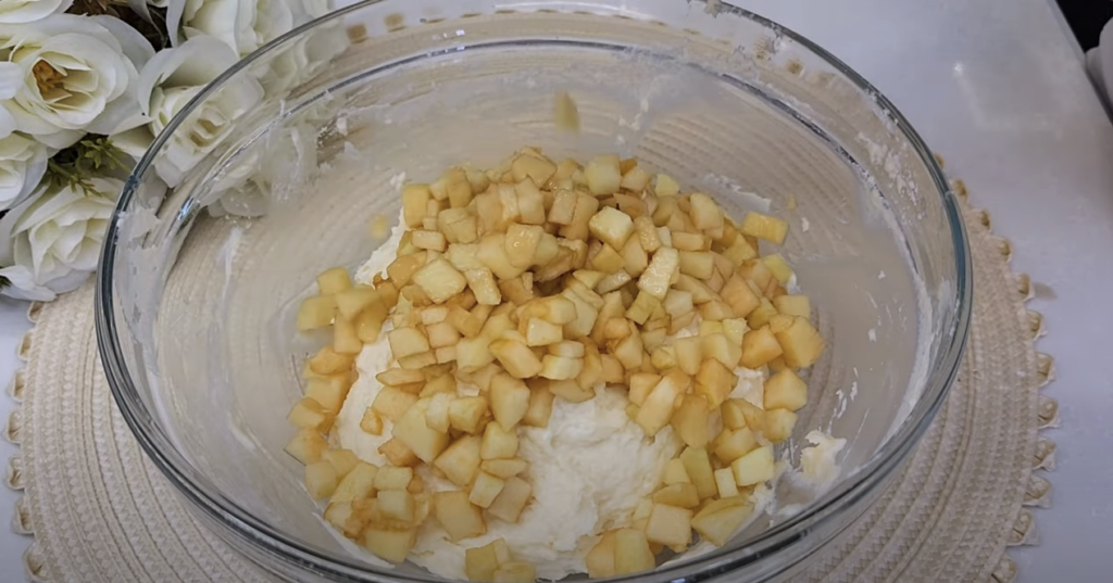 Ai nevoie doar de kefir, mere și 10 minute – În câteva clipe vei avea aceste plăcinuțe cu mere gata!
