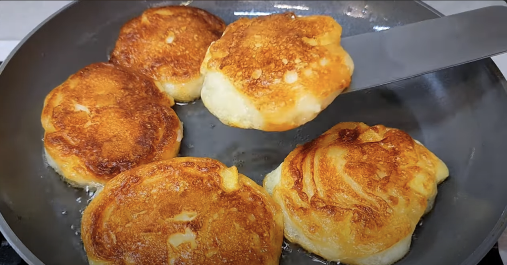 Ai nevoie doar de kefir, mere și 10 minute – În câteva clipe vei avea aceste plăcinuțe cu mere gata!