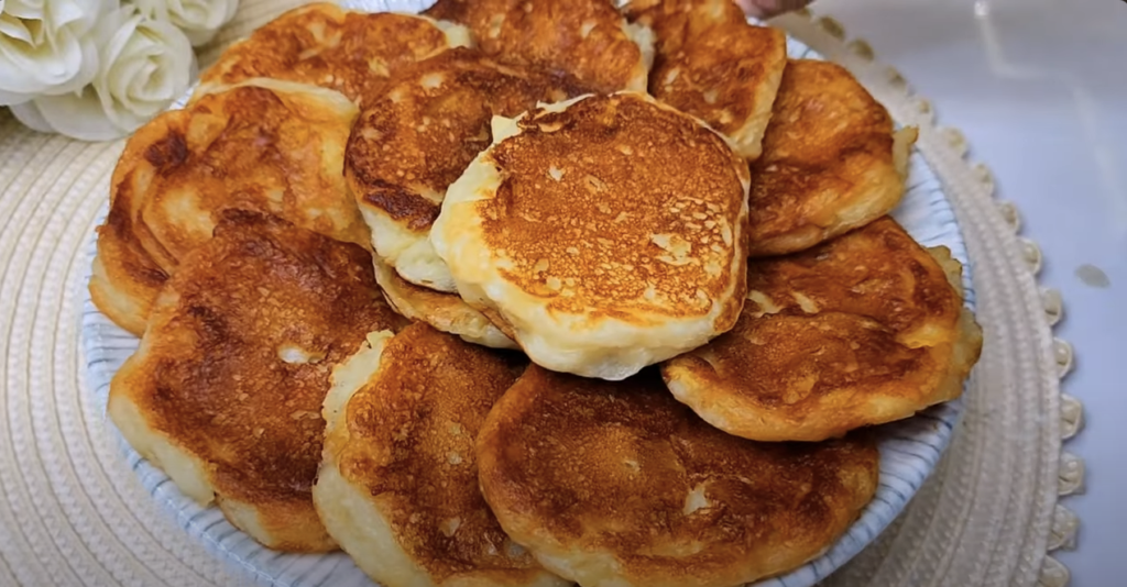 Ai nevoie doar de kefir, mere și 10 minute – În câteva clipe vei avea aceste plăcinuțe cu mere gata!