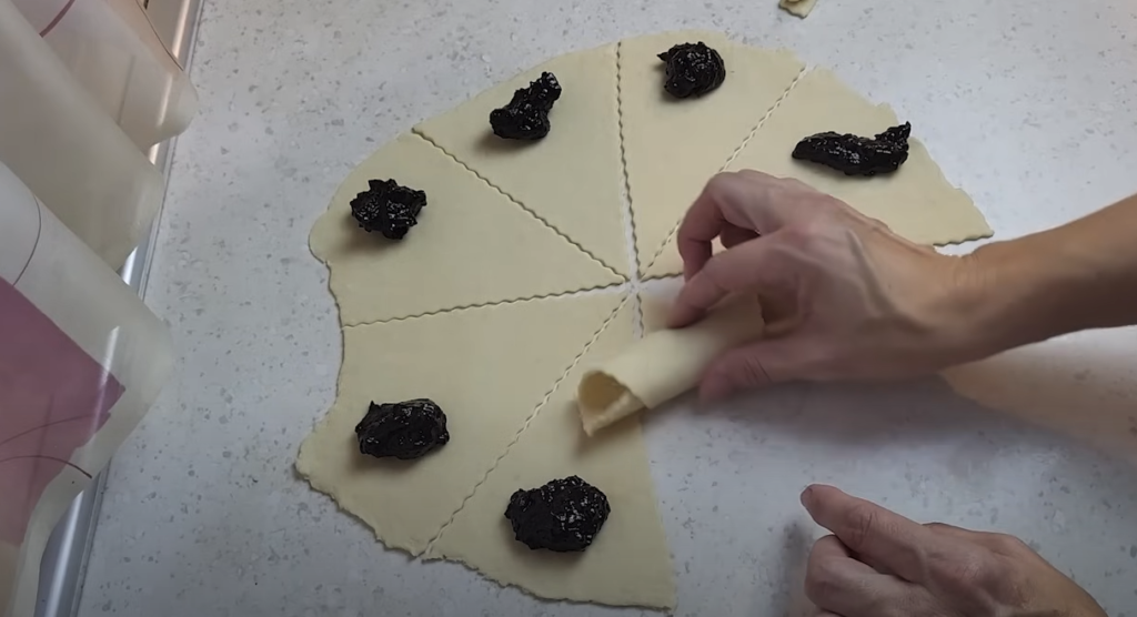 cornuri din aluat cu branza