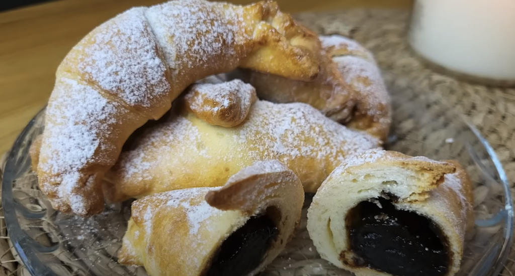 cornuri din aluat cu branza