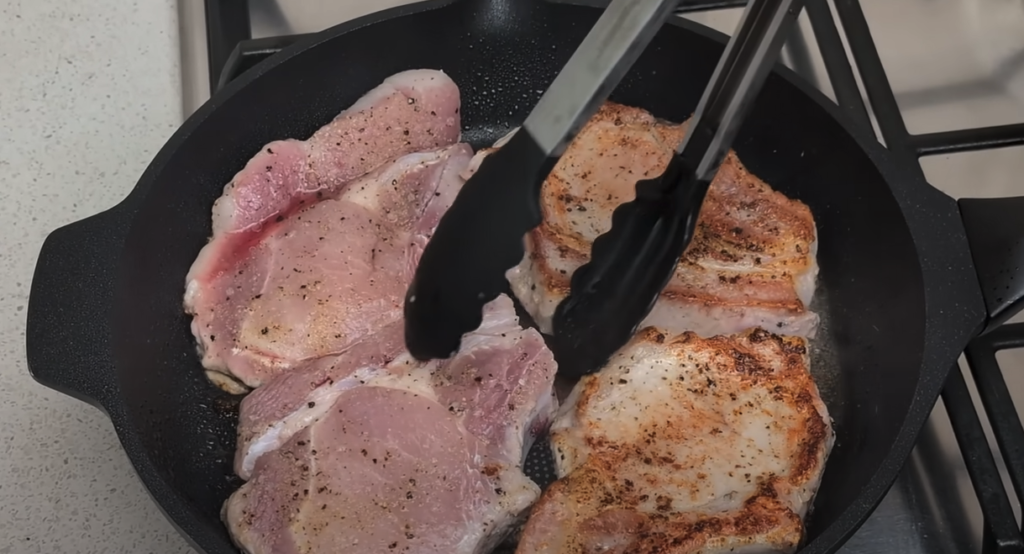 Cotlete de porc fragede în sos cremos de ciuperci și smântână, servite cu rulouri de varză delicioase