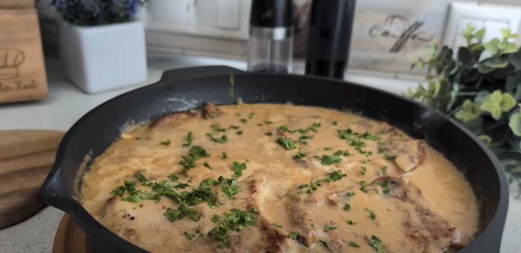 Cotlete de porc fragede în sos cremos de ciuperci și smântână, servite cu rulouri de varză delicioase