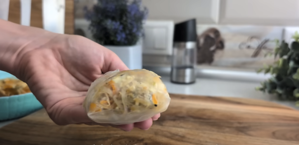 Cotlete de porc fragede în sos cremos de ciuperci și smântână, servite cu rulouri de varză delicioase