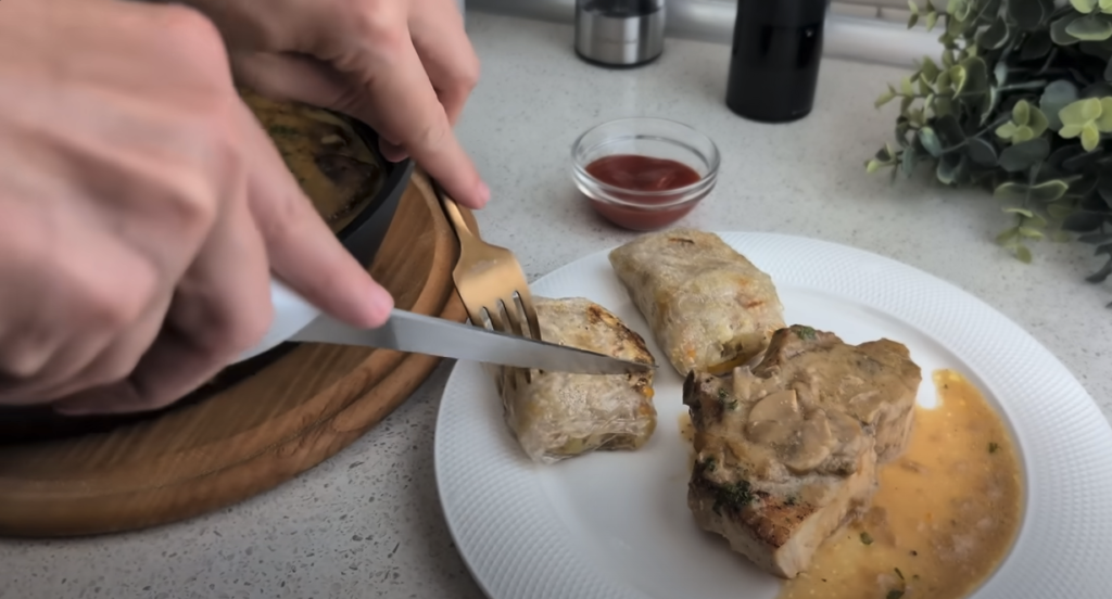 Cotlete de porc fragede în sos cremos de ciuperci și smântână, servite cu rulouri de varză delicioase