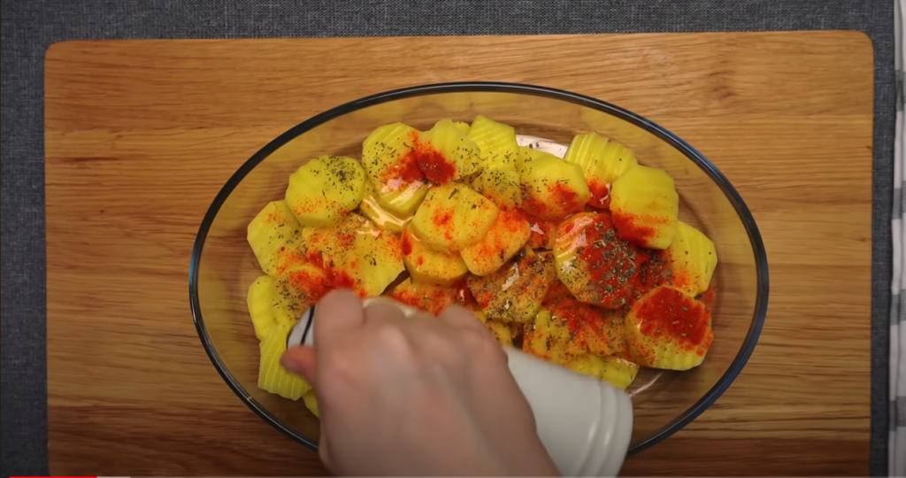 Gălătul de cartofi cu amestec de ouă, legume, smântână acră, cârnați și brânză