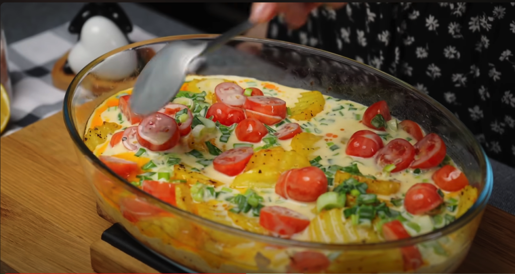 Gălătul de cartofi cu amestec de ouă, legume, smântână acră, cârnați și brânză