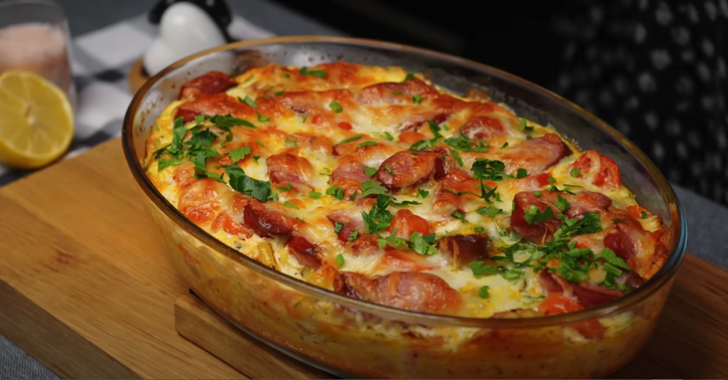 Gălătul de cartofi cu amestec de ouă, legume, smântână acră, cârnați și brânză