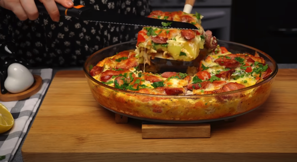 Gălătul de cartofi cu amestec de ouă, legume, smântână acră, cârnați și brânză