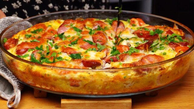 delicatese de cartofi cu carnati la cuptor