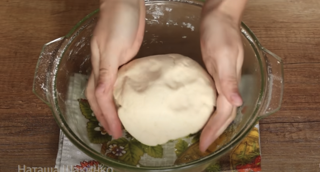 Rulouri aurii cu brânză dulce și zahăr: perfecte pentru ceaiul de după-amiază!