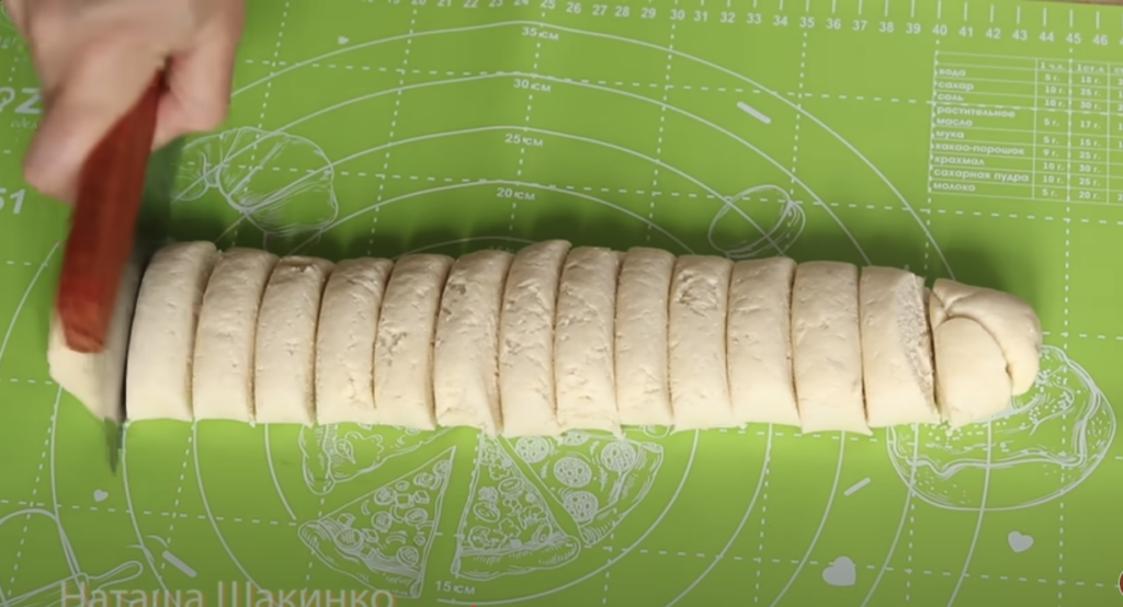 Rulouri aurii cu brânză dulce și zahăr: perfecte pentru ceaiul de după-amiază!