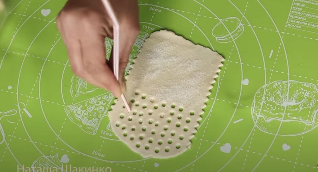 Rulouri aurii cu brânză dulce și zahăr: perfecte pentru ceaiul de după-amiază!