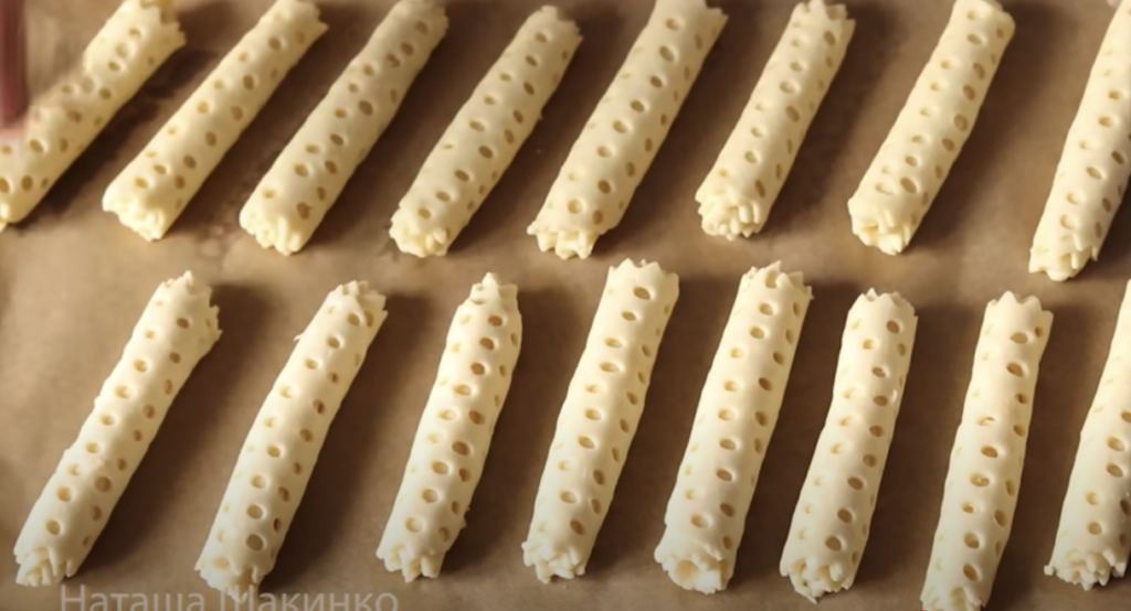 Rulouri aurii cu brânză dulce și zahăr: perfecte pentru ceaiul de după-amiază!