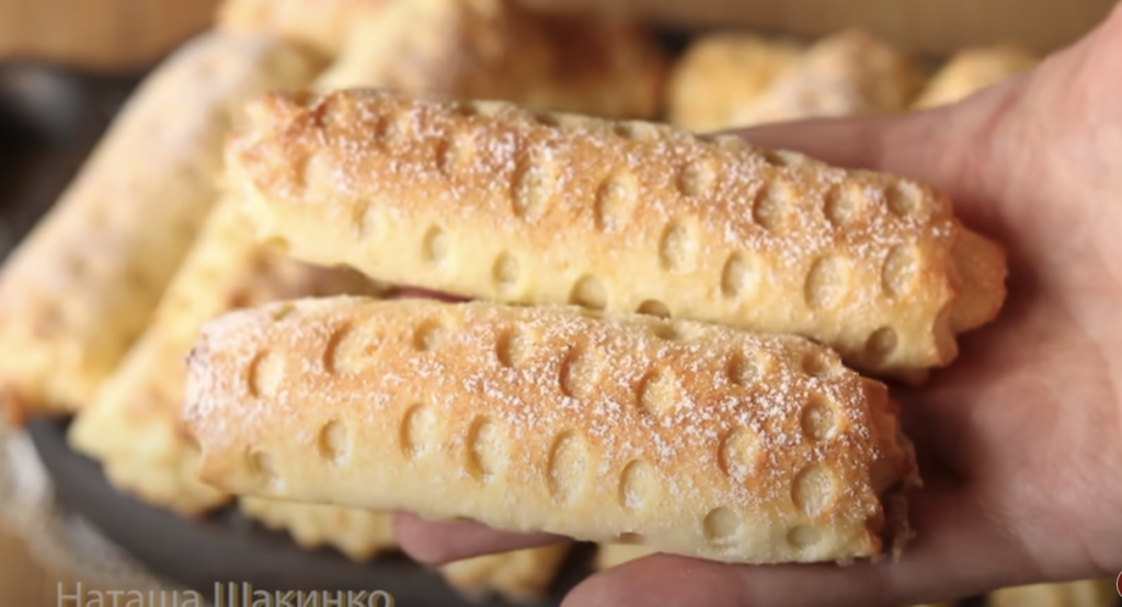 Rulouri aurii cu brânză dulce și zahăr: perfecte pentru ceaiul de după-amiază!