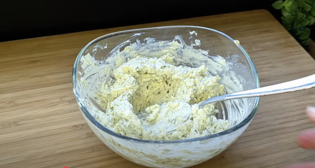 Melcișori fragezi cu ierburi din aluat foietaj cu cașcaval și ceapă verde