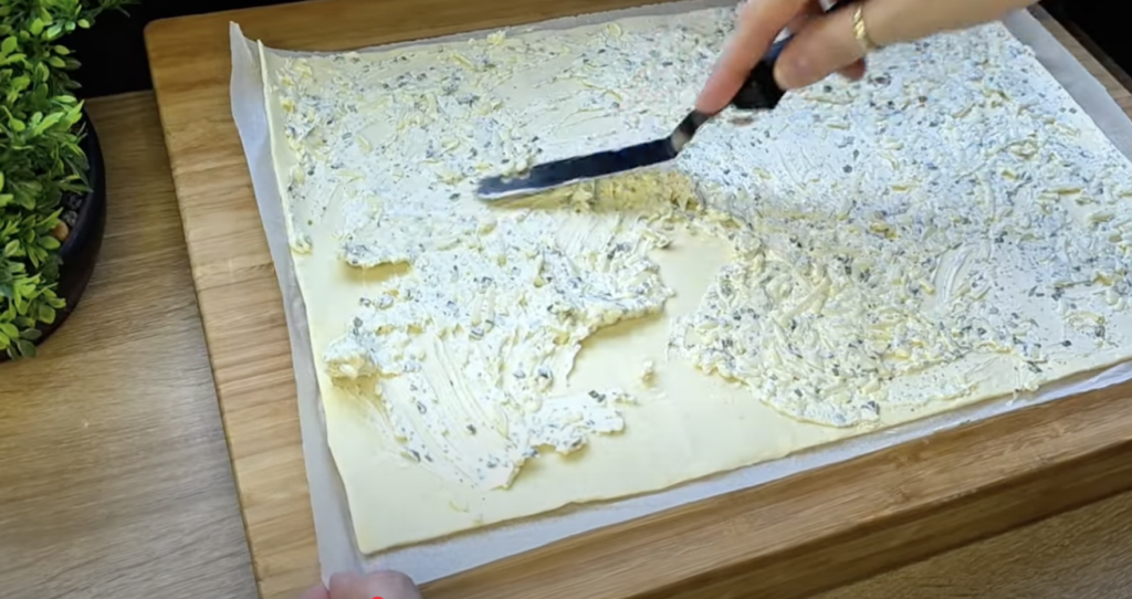 Melcișori fragezi cu ierburi din aluat foietaj cu cașcaval și ceapă verde