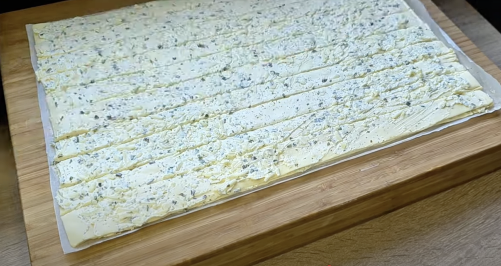 Melcișori fragezi cu ierburi din aluat foietaj cu cașcaval și ceapă verde