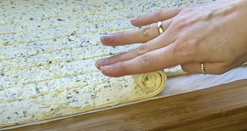 Melcișori fragezi cu ierburi din aluat foietaj cu cașcaval și ceapă verde